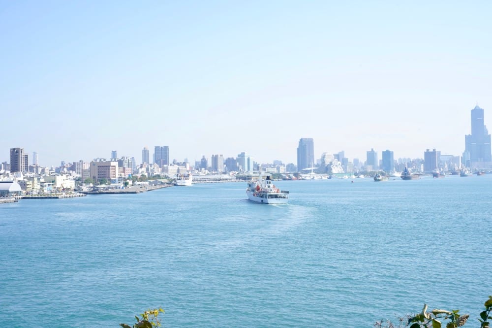 高雄燈塔高雄旗津燈塔，免門票白色燈塔超美還有景觀咖啡廳