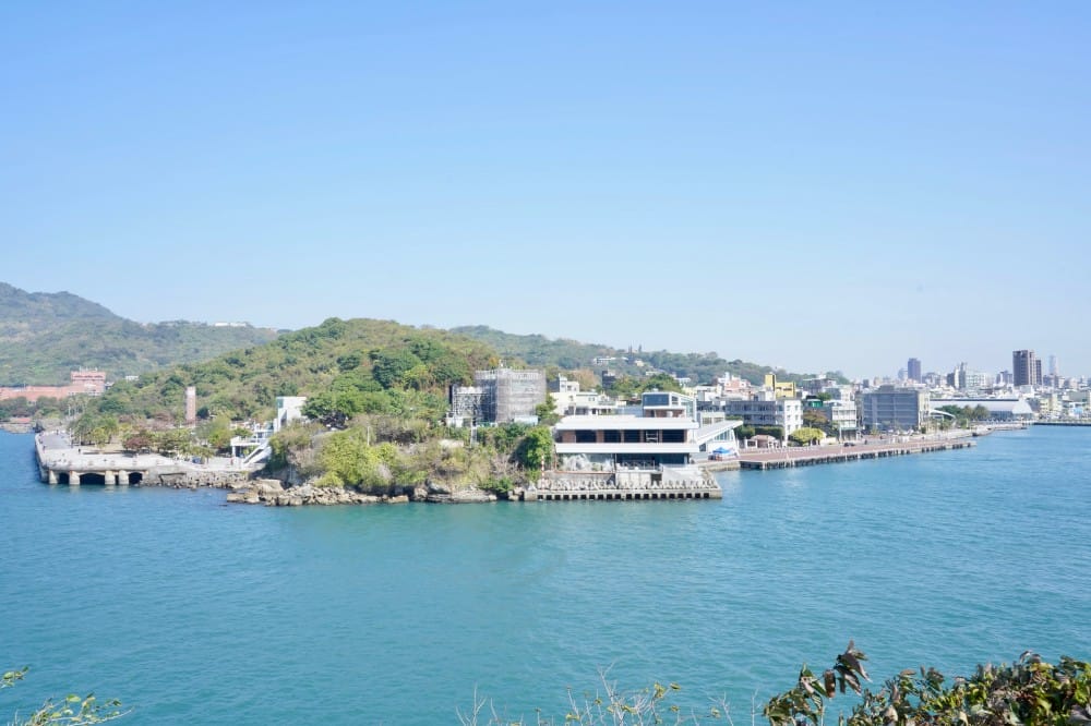 高雄燈塔高雄旗津燈塔，免門票白色燈塔超美還有景觀咖啡廳