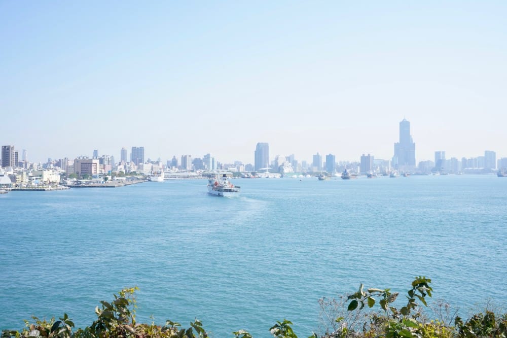 高雄燈塔高雄旗津燈塔，免門票白色燈塔超美還有景觀咖啡廳