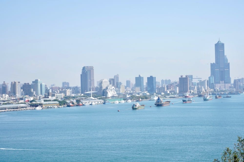 高雄燈塔高雄旗津燈塔，免門票白色燈塔超美還有景觀咖啡廳