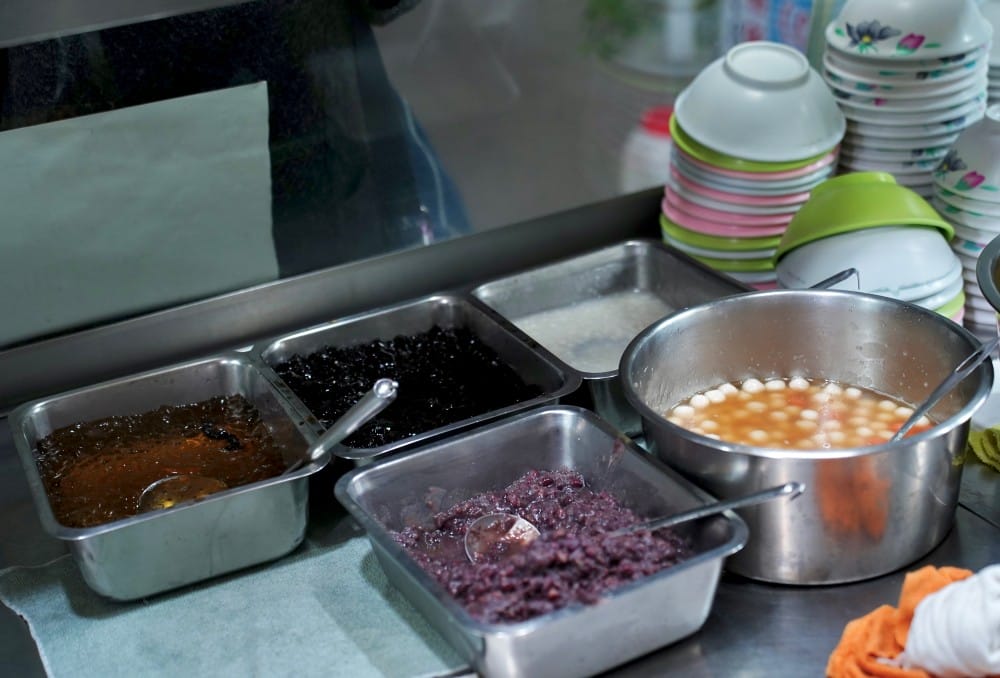 高雄美食｜鄧家粉圓冰，古早味冰品，15元超級銅板價，還整碗滿滿的，真的很扯