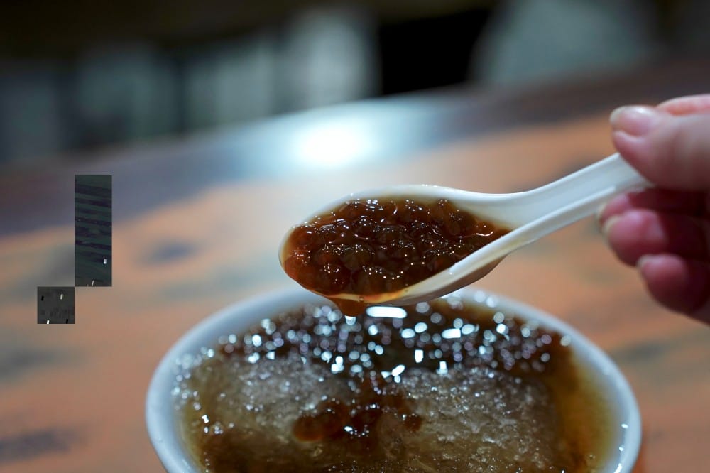 高雄美食｜鄧家粉圓冰，古早味冰品，15元超級銅板價，還整碗滿滿的，真的很扯