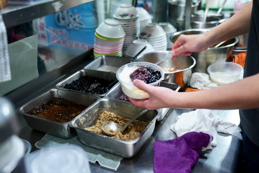 高雄美食｜鄧家粉圓冰，古早味冰品，15元超級銅板價，還整碗滿滿的，真的很扯