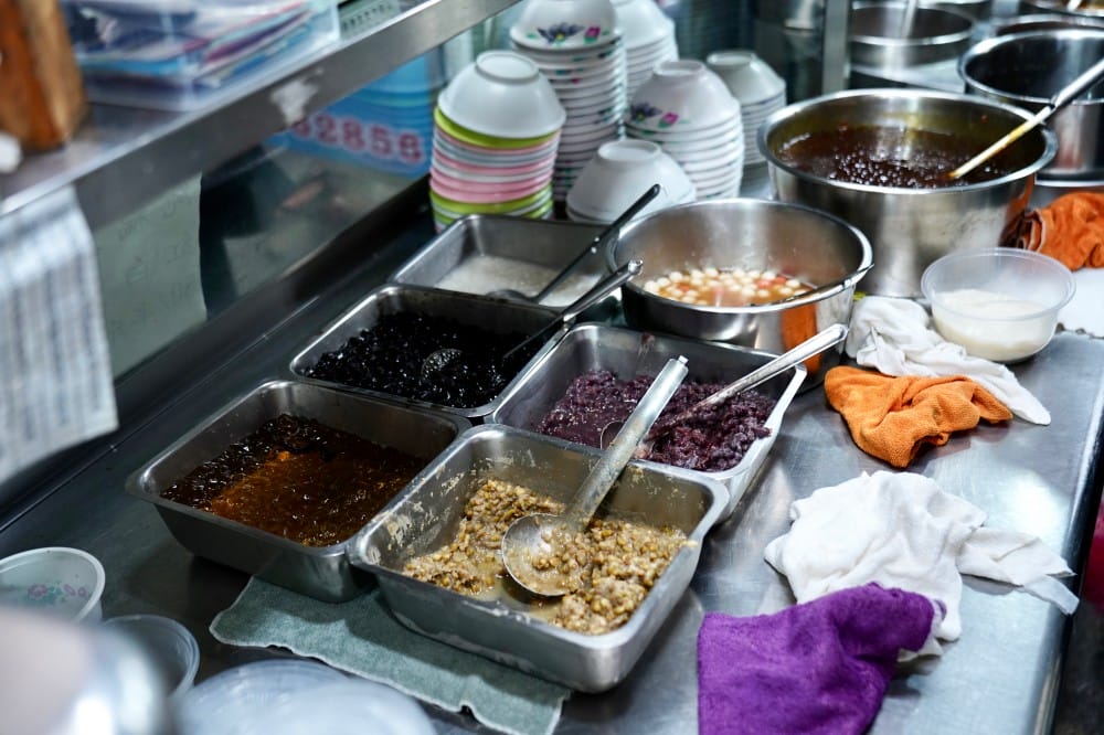 高雄美食｜鄧家粉圓冰，古早味冰品，15元超級銅板價，還整碗滿滿的，真的很扯