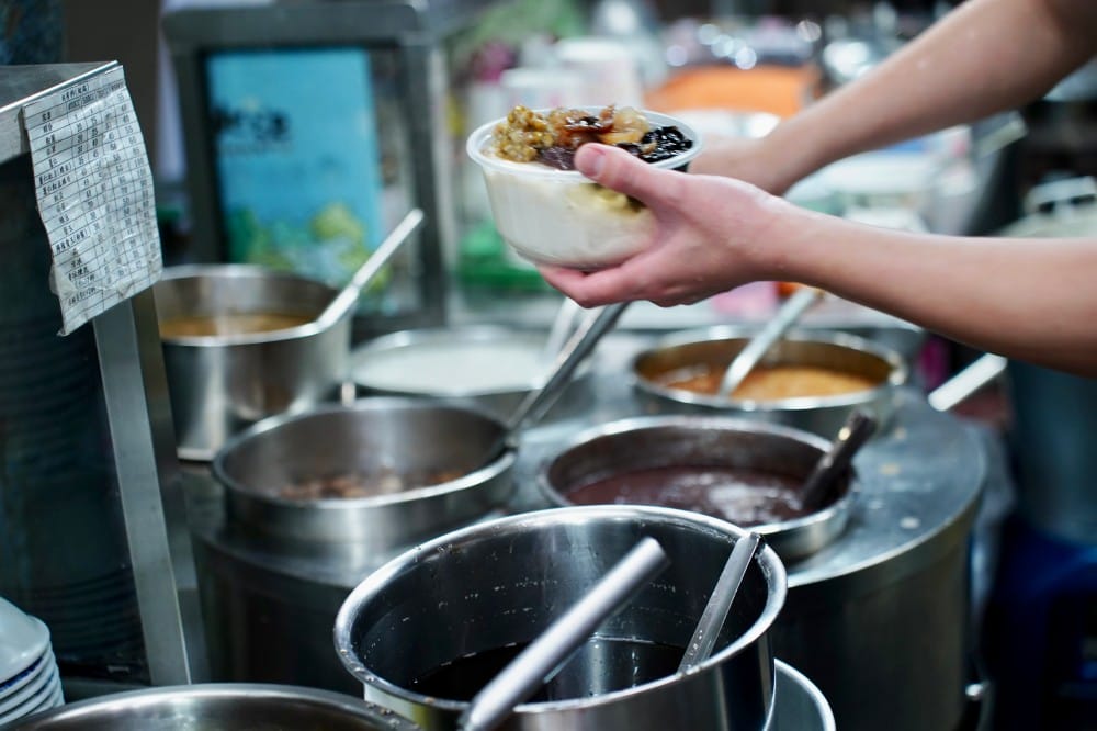 高雄美食｜鄧家粉圓冰，古早味冰品，15元超級銅板價，還整碗滿滿的，真的很扯