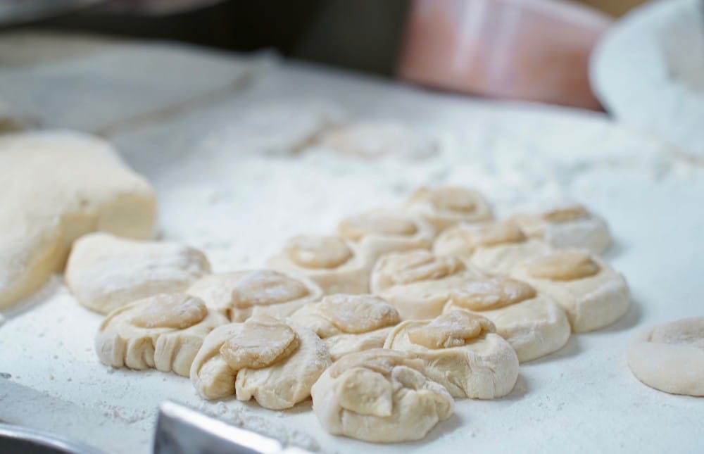 高雄｜蘇阿嬤雞蛋酥在地人推薦，哈瑪星鼓山渡船頭必吃點心，60年的好味道只有高雄才吃得到的口味！