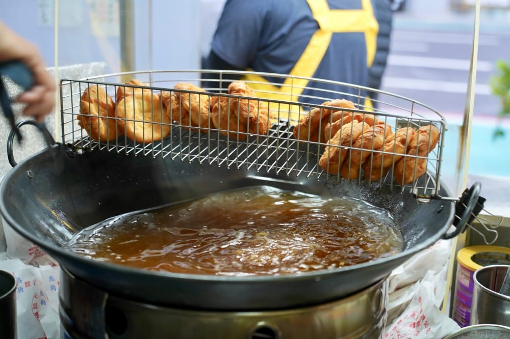 高雄｜蘇阿嬤雞蛋酥在地人推薦，哈瑪星鼓山渡船頭必吃點心，60年的好味道只有高雄才吃得到的口味！