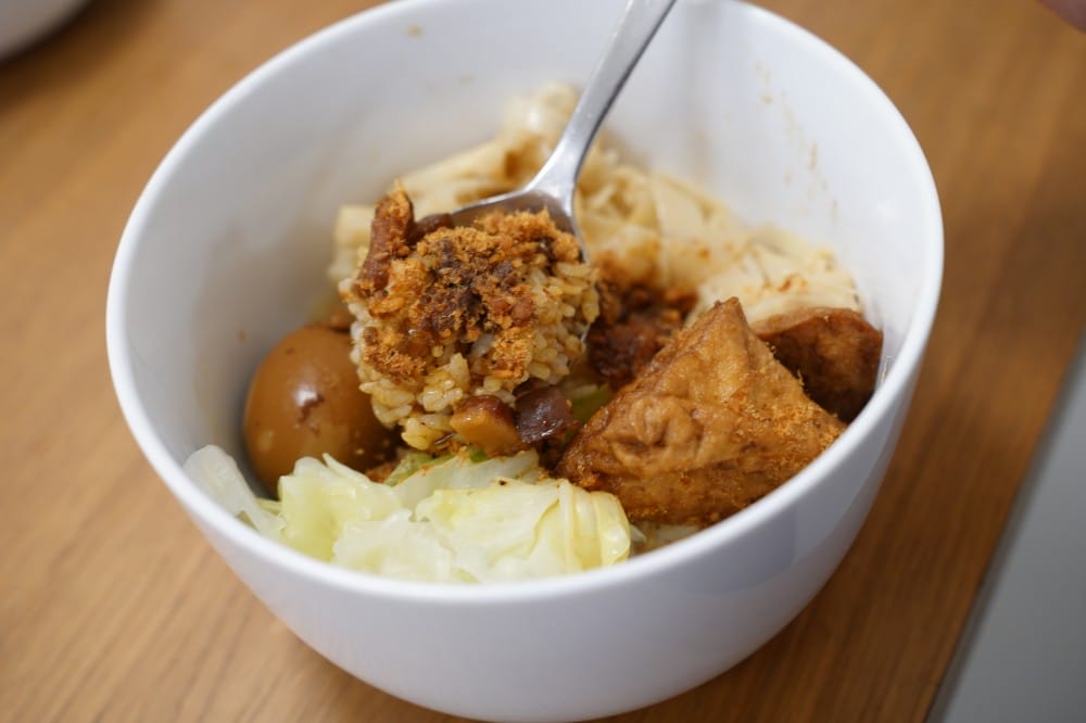 滷肉飯店｜南京復興兄弟飯店旁的高質感藝廊滷肉飯，吃魯肉飯也可以很網美