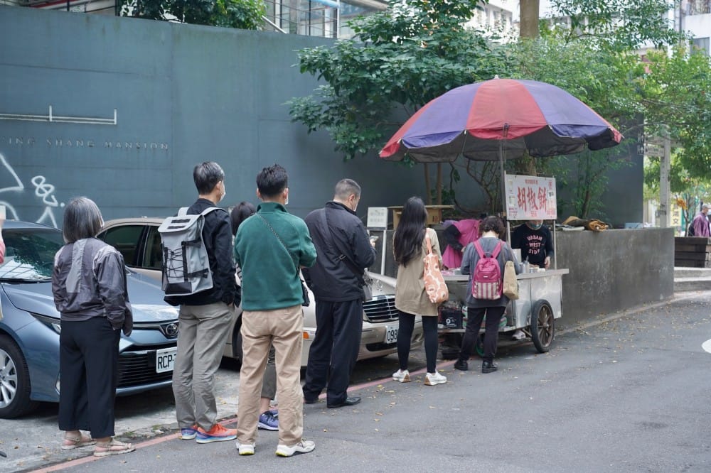 南京東路阿斌胡椒餅｜台北市的隱藏版美食，在地的都推這家，蔥香胡椒香，每天兩小時就完售