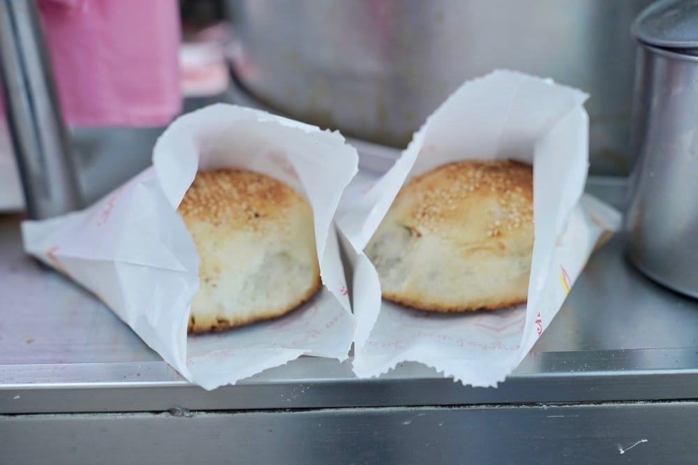 南京東路阿斌胡椒餅｜台北市的隱藏版美食，在地的都推這家，蔥香胡椒香，每天兩小時就完售