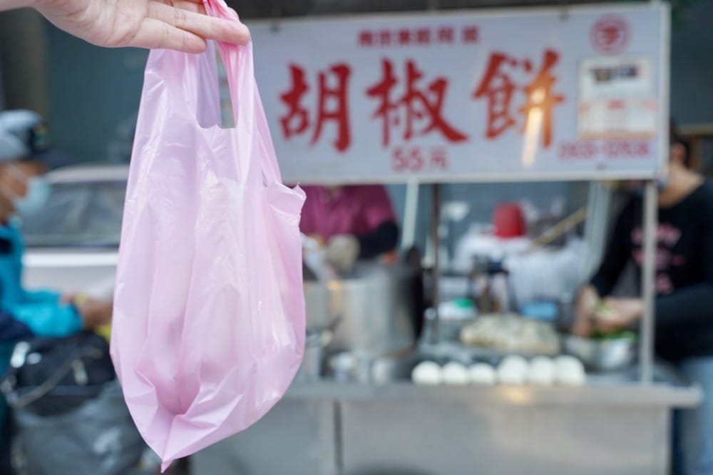南京東路阿斌胡椒餅｜台北市的隱藏版美食，在地的都推這家，蔥香胡椒香，每天兩小時就完售