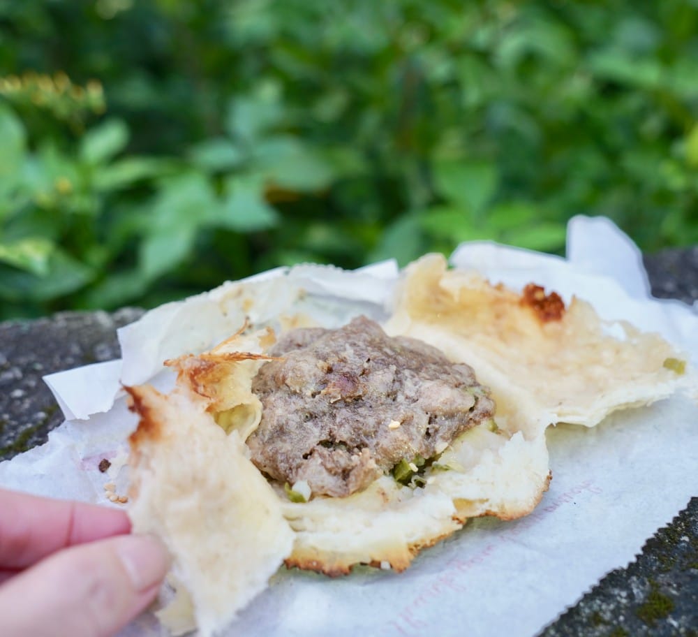 南京東路阿斌胡椒餅｜台北市的隱藏版美食，在地的都推這家，蔥香胡椒香，每天兩小時就完售