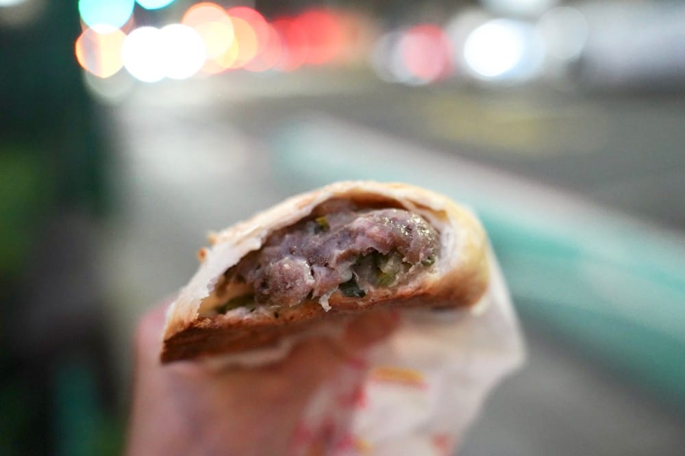南京東路阿斌胡椒餅｜台北市的隱藏版美食，在地的都推這家，蔥香胡椒香，每天兩小時就完售