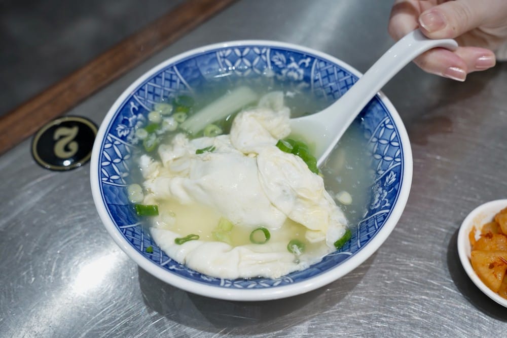 好吃食堂|超澎湃海鮮鍋燒麵,豬油飯加半熟蛋,還有好吃的松阪豬,大安路平價美食 - 第31張圖 好吃食堂|超澎湃海鮮鍋燒麵,豬油飯加半熟蛋,還有好吃的松阪豬,大安路平價美食