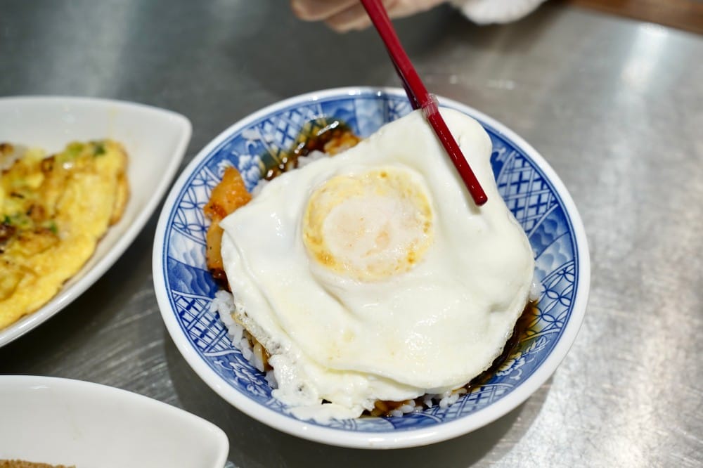 好吃食堂|超澎湃海鮮鍋燒麵,豬油飯加半熟蛋,還有好吃的松阪豬,大安路平價美食 - 第29張圖 好吃食堂|超澎湃海鮮鍋燒麵,豬油飯加半熟蛋,還有好吃的松阪豬,大安路平價美食