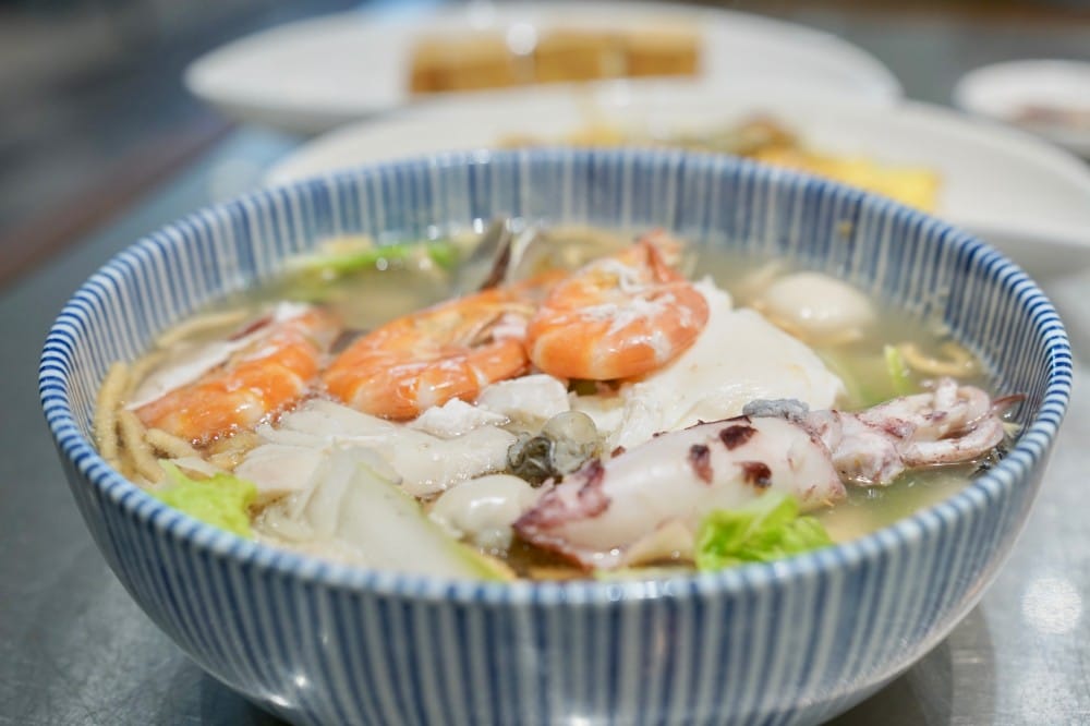 好吃食堂｜超澎湃海鮮鍋燒麵，豬油飯加半熟蛋，還有好吃的松阪豬，大安路平價美食