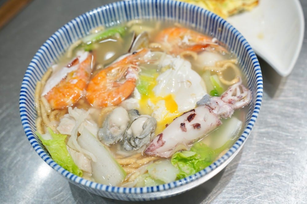 好吃食堂|超澎湃海鮮鍋燒麵,豬油飯加半熟蛋,還有好吃的松阪豬,大安路平價美食 - 第1張圖 好吃食堂|超澎湃海鮮鍋燒麵,豬油飯加半熟蛋,還有好吃的松阪豬,大安路平價美食