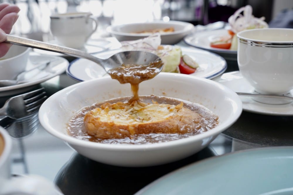 台北萬豪酒店推出爐烤肋眼、菲力牛排兩種牛排吃到飽無限續點，還有機會獲得台北萬豪住宿券，期間限定CP值爆高！快來吃！