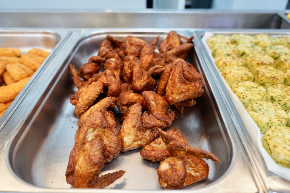 IKEA早餐只要$59元，現在早餐也吃得到雞翅了，炒蛋臘腸優格蔬菜這樣$59會不會太超值！