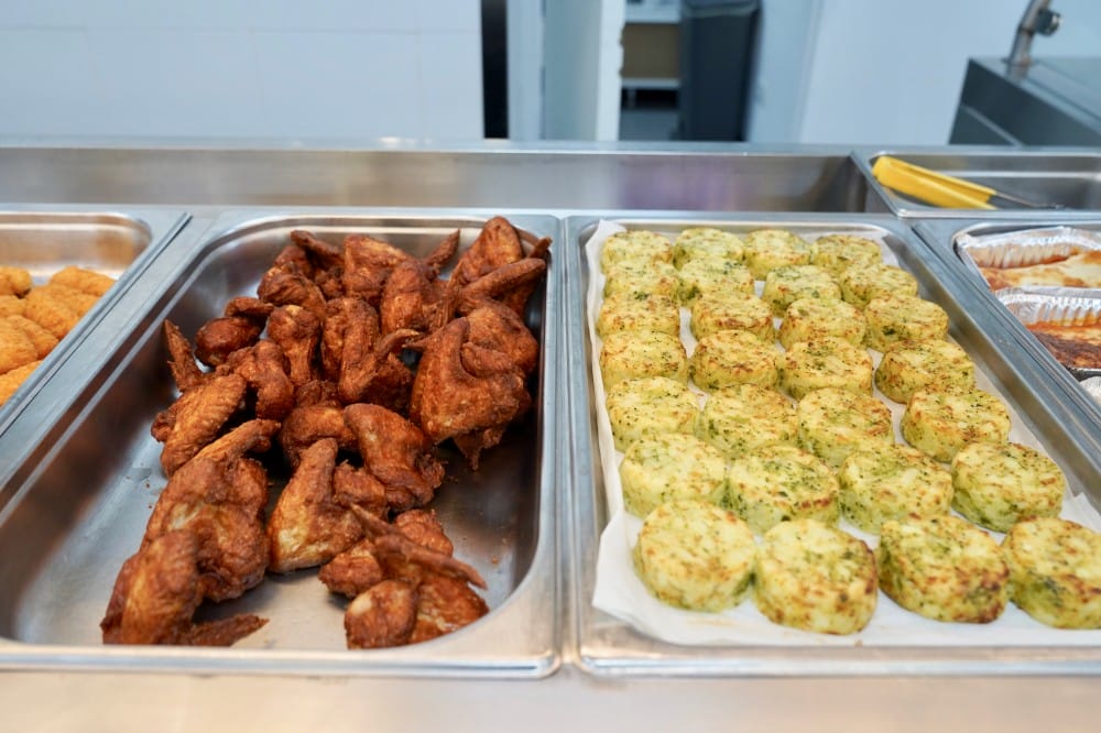 IKEA早餐只要$59元，現在早餐也吃得到雞翅了，炒蛋臘腸優格蔬菜這樣$59會不會太超值！