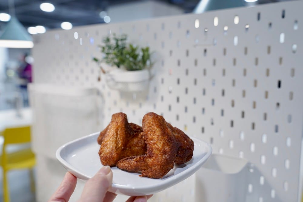 IKEA早餐只要$59元，現在早餐也吃得到雞翅了，炒蛋臘腸優格蔬菜這樣$59會不會太超值！