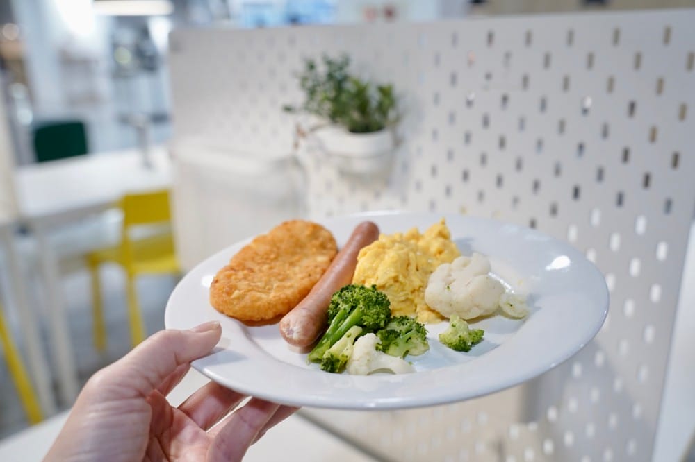 IKEA早餐只要$59元,現在早餐也吃得到雞翅了,炒蛋臘腸優格蔬菜這樣$59會不會太超值! - 第1張圖 IKEA早餐只要$59元,現在早餐也吃得到雞翅了,炒蛋臘腸優格蔬菜這樣$59會不會太超值!