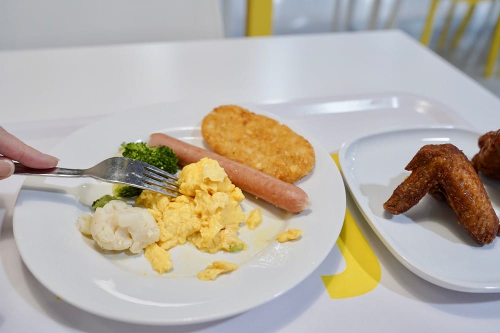 IKEA早餐只要$59元,現在早餐也吃得到雞翅了,炒蛋臘腸優格蔬菜這樣$59會不會太超值! - 第27張圖 IKEA早餐只要$59元,現在早餐也吃得到雞翅了,炒蛋臘腸優格蔬菜這樣$59會不會太超值!