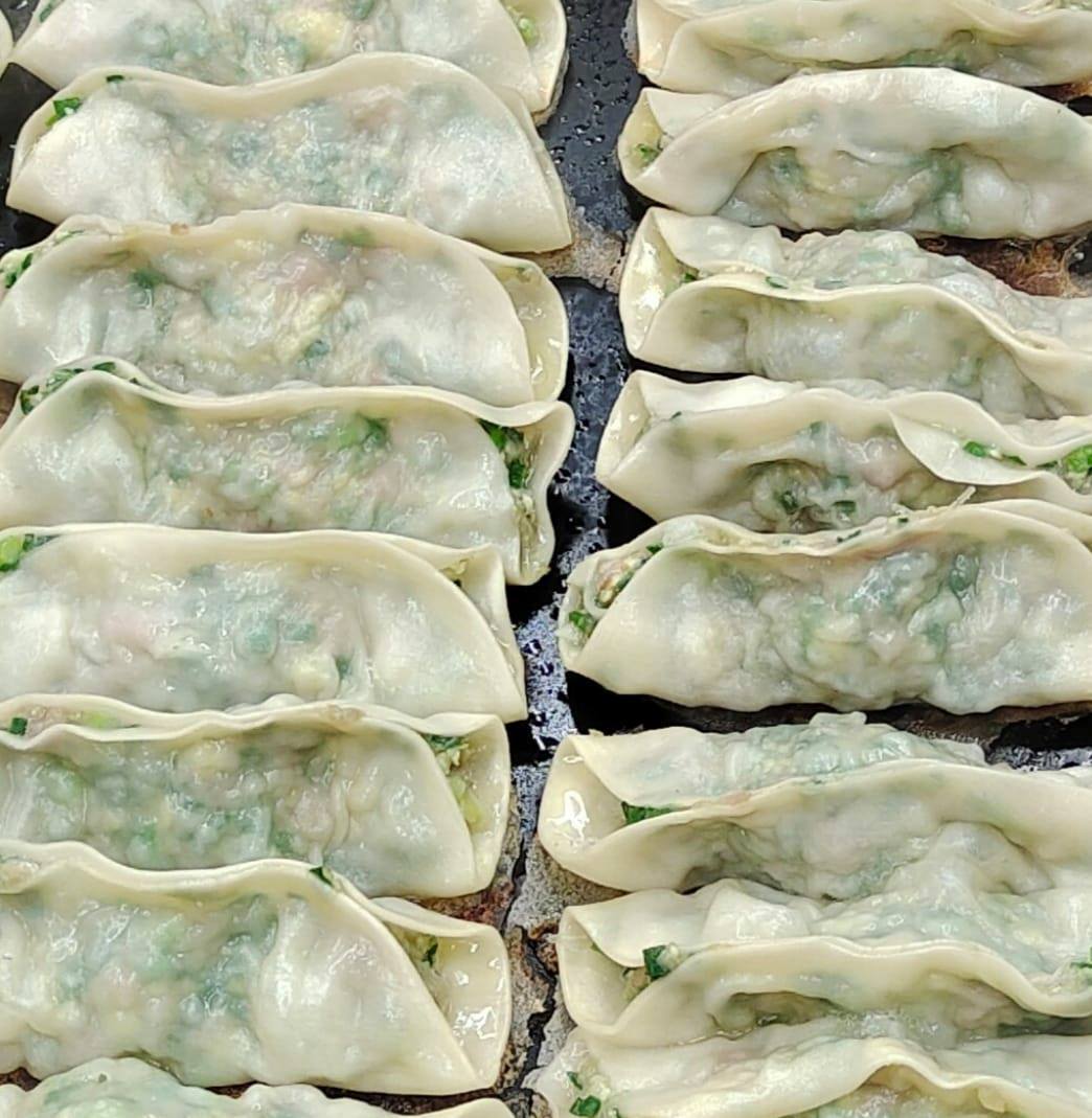 高雄｜川老頭鍋貼與蒸餃，六合夜市必吃鍋貼，皮薄肉餡爆多，煎的赤赤，宵夜也有，開到半夜一點