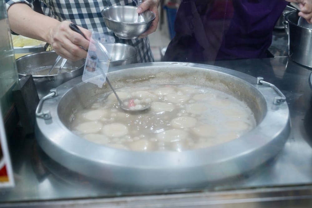 北港甜湯燒麻糬米糕粥｜萬華華西街夜市必吃古早味甜點，70年老店銅板價推薦（菜單）