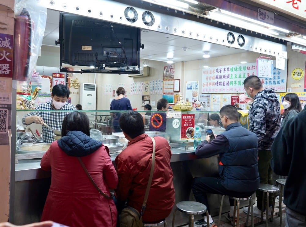 北港甜湯燒麻糬米糕粥｜萬華華西街夜市必吃古早味甜點，70年老店銅板價推薦（菜單）