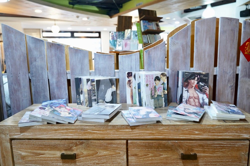 西門｜沐茶閱讀咖啡館，不限時間有插座，愛坐多久坐多久，還有漫畫雜誌看到爽！