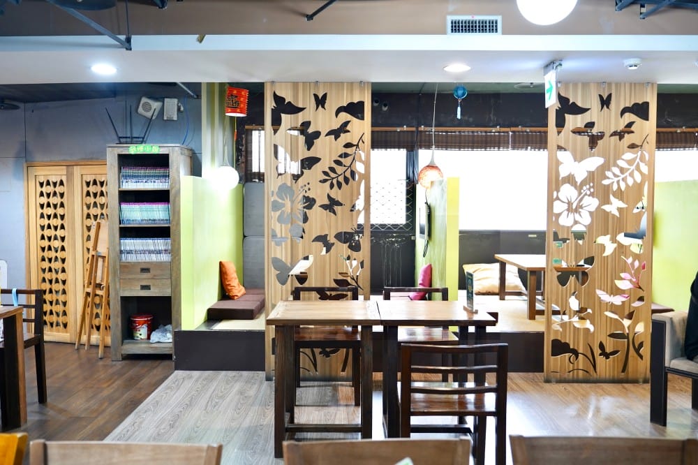 西門｜沐茶閱讀咖啡館，不限時間有插座，愛坐多久坐多久，還有漫畫雜誌看到爽！