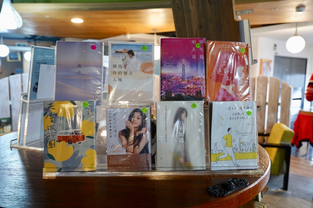 西門｜沐茶閱讀咖啡館，不限時間有插座，愛坐多久坐多久，還有漫畫雜誌看到爽！