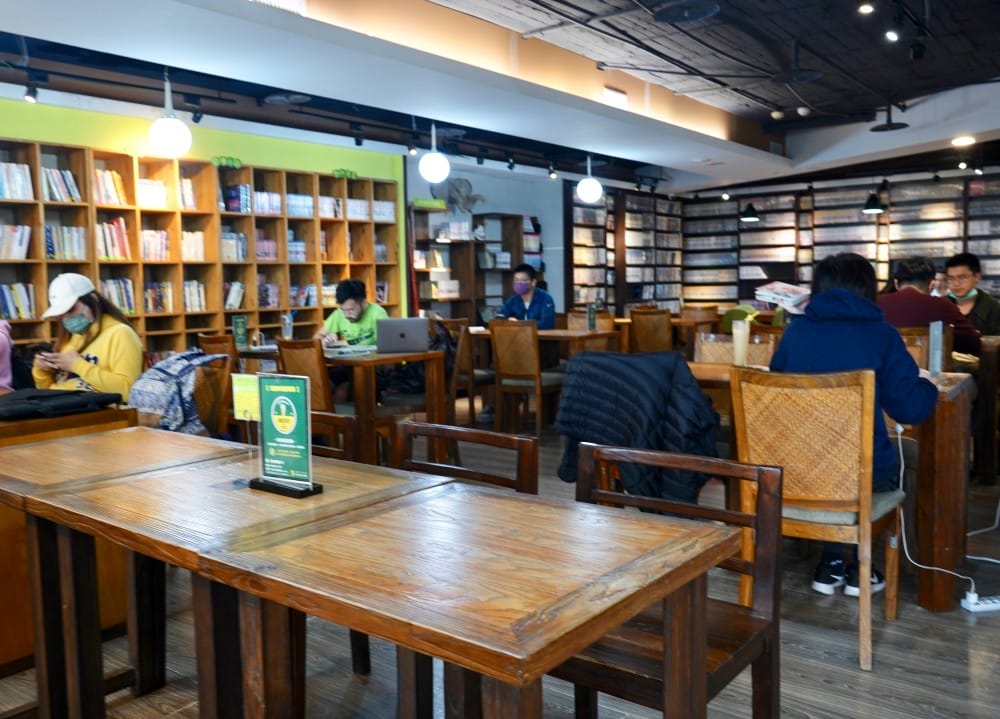 西門｜沐茶閱讀咖啡館，不限時間有插座，愛坐多久坐多久，還有漫畫雜誌看到爽！