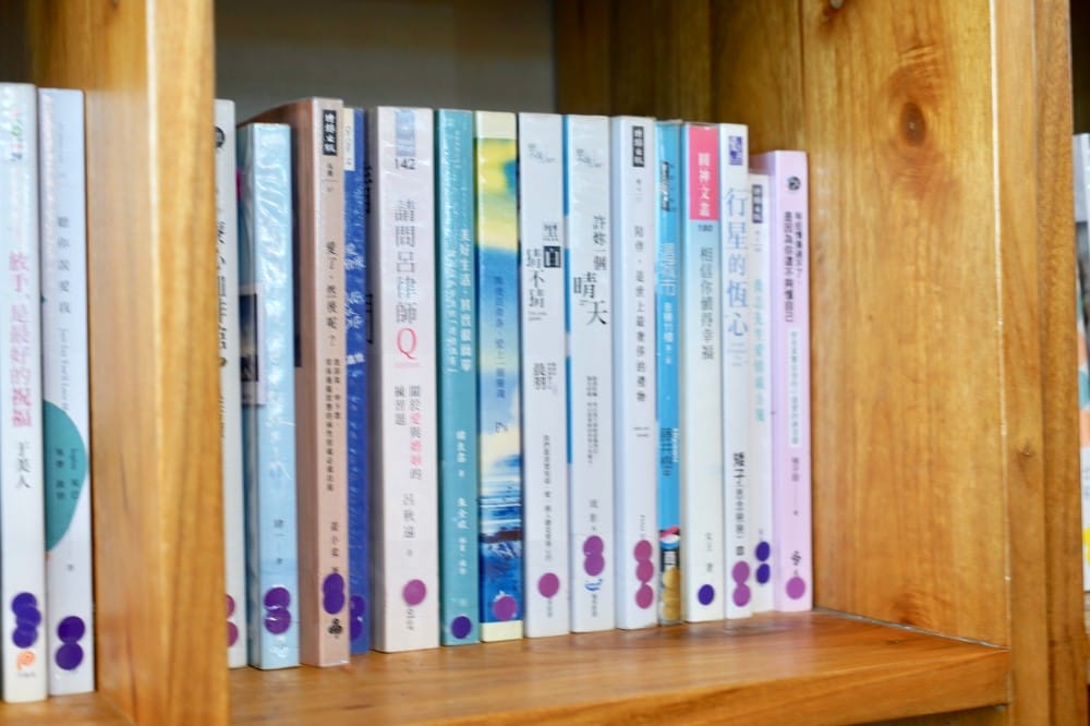 西門｜沐茶閱讀咖啡館，不限時間有插座，愛坐多久坐多久，還有漫畫雜誌看到爽！