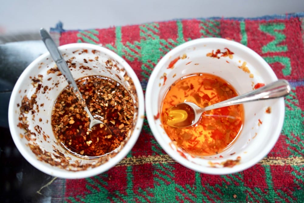 高雄｜川老頭鍋貼與蒸餃，六合夜市必吃鍋貼，皮薄肉餡爆多，煎的赤赤，宵夜也有，開到半夜一點