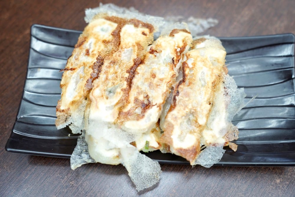 高雄｜川老頭鍋貼與蒸餃，六合夜市必吃鍋貼，皮薄肉餡爆多，煎的赤赤，宵夜也有，開到半夜一點