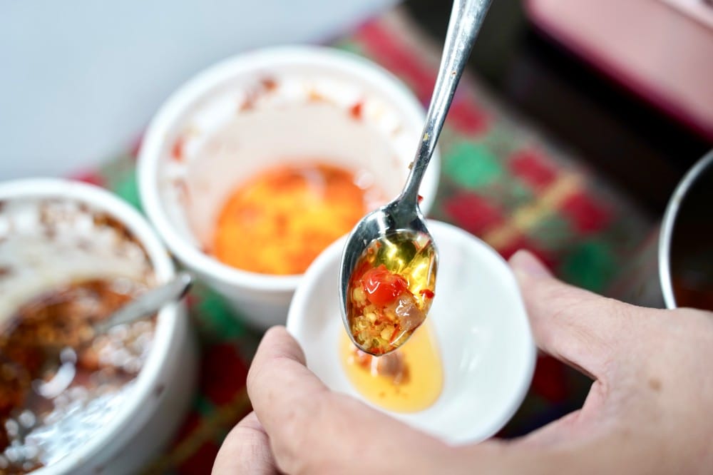 高雄｜川老頭鍋貼與蒸餃，六合夜市必吃鍋貼，皮薄肉餡爆多，煎的赤赤，宵夜也有，開到半夜一點