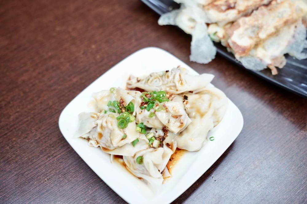 高雄｜川老頭鍋貼與蒸餃，六合夜市必吃鍋貼，皮薄肉餡爆多，煎的赤赤，宵夜也有，開到半夜一點