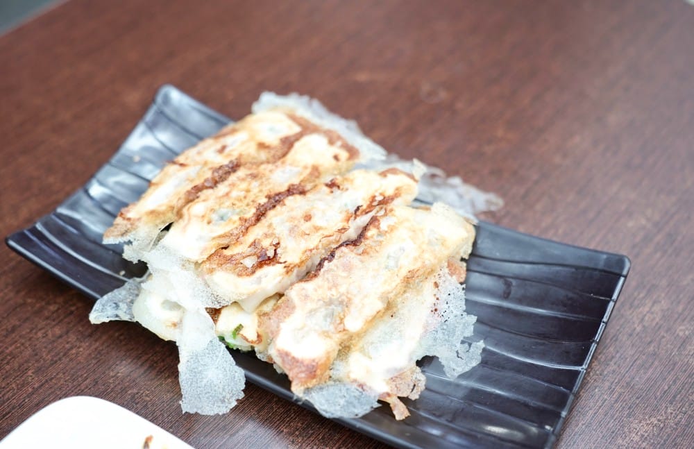 高雄｜川老頭鍋貼與蒸餃，六合夜市必吃鍋貼，皮薄肉餡爆多，煎的赤赤，宵夜也有，開到半夜一點