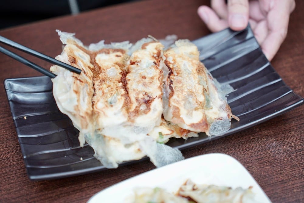 高雄｜川老頭鍋貼與蒸餃，六合夜市必吃鍋貼，皮薄肉餡爆多，煎的赤赤，宵夜也有，開到半夜一點