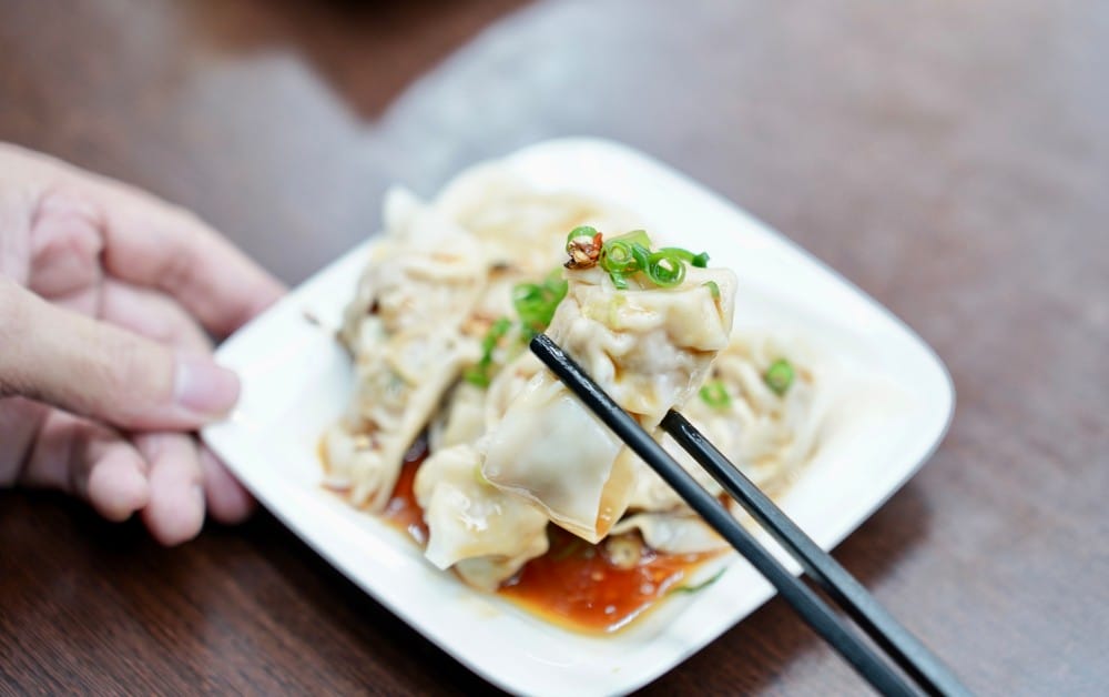 高雄｜川老頭鍋貼與蒸餃，六合夜市必吃鍋貼，皮薄肉餡爆多，煎的赤赤，宵夜也有，開到半夜一點