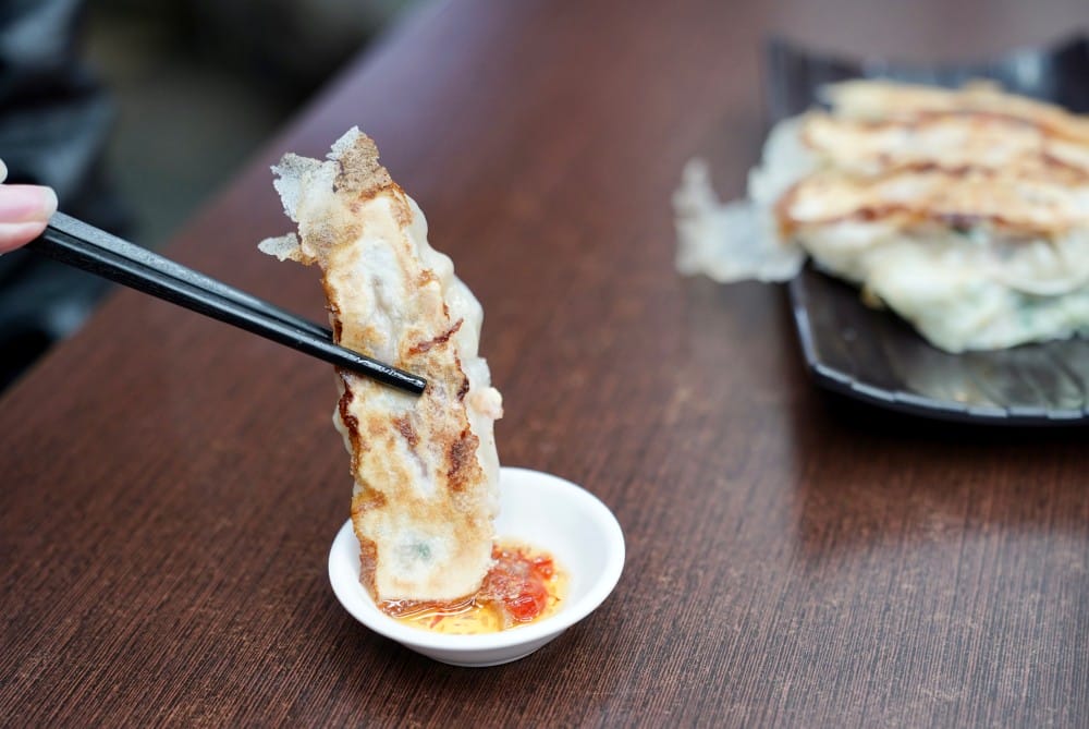 高雄｜川老頭鍋貼與蒸餃，六合夜市必吃鍋貼，皮薄肉餡爆多，煎的赤赤，宵夜也有，開到半夜一點