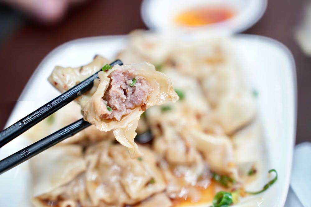高雄｜川老頭鍋貼與蒸餃，六合夜市必吃鍋貼，皮薄肉餡爆多，煎的赤赤，宵夜也有，開到半夜一點