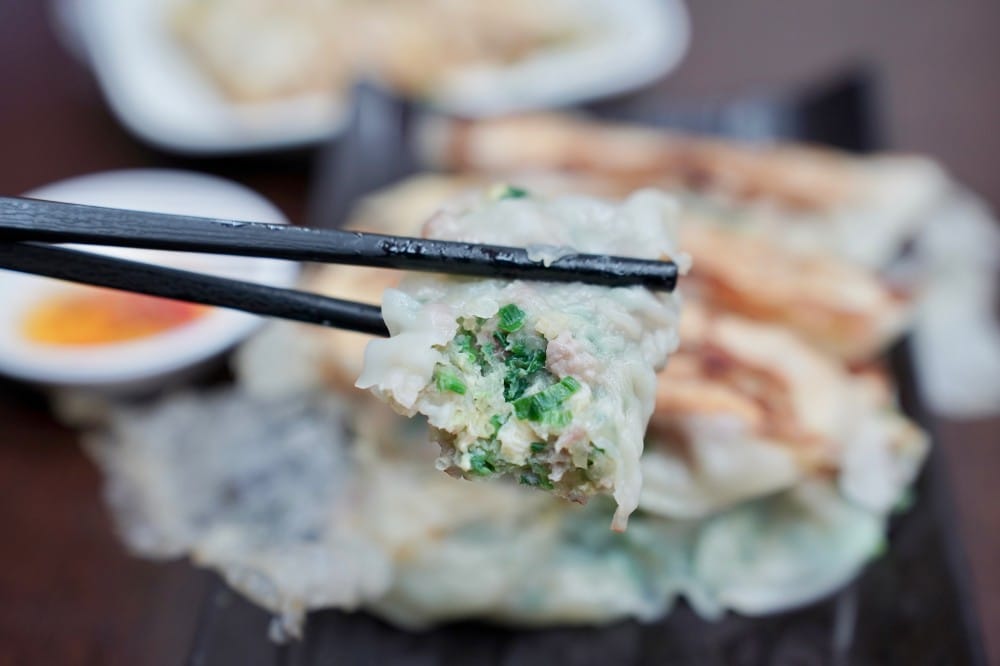 高雄｜川老頭鍋貼與蒸餃，六合夜市必吃鍋貼，皮薄肉餡爆多，煎的赤赤，宵夜也有，開到半夜一點