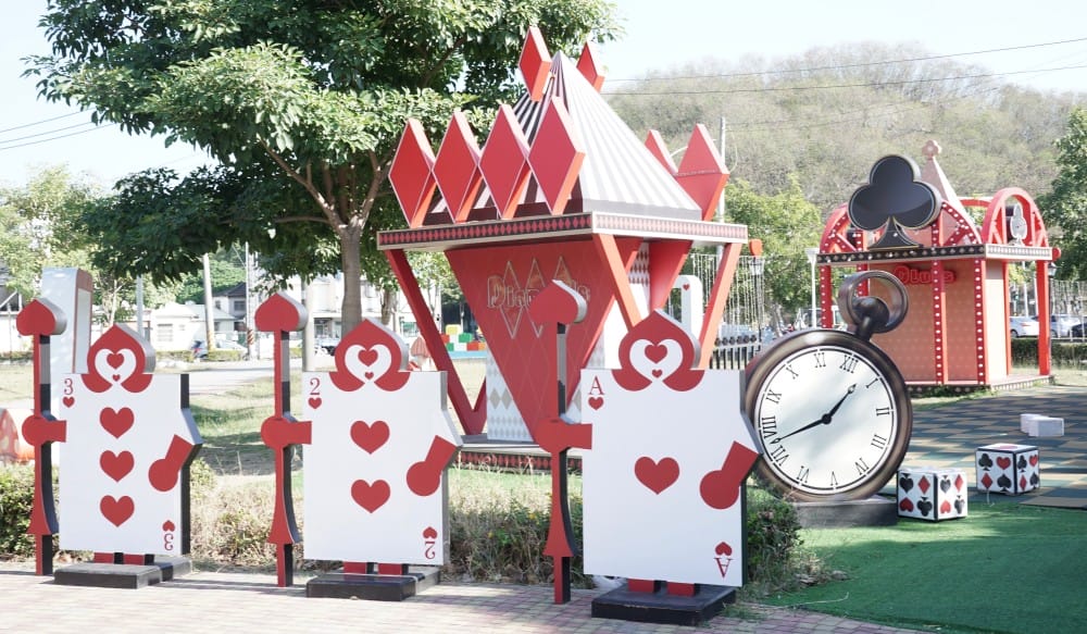 高雄新景點｜愛麗絲的奇幻樂園進駐左營蓮池潭兒童樂園 ，一秒走進愛麗絲夢遊仙境，跟紅心皇后撲克牌衛兵一起在棒棒糖旋轉木馬拍照