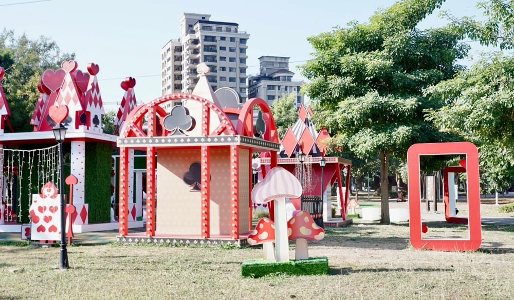 高雄新景點｜愛麗絲的奇幻樂園進駐左營蓮池潭兒童樂園 ，一秒走進愛麗絲夢遊仙境，跟紅心皇后撲克牌衛兵一起在棒棒糖旋轉木馬拍照