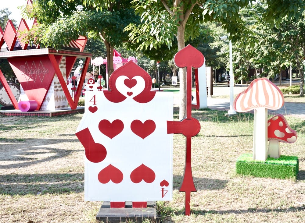 高雄新景點｜愛麗絲的奇幻樂園進駐左營蓮池潭兒童樂園 ，一秒走進愛麗絲夢遊仙境，跟紅心皇后撲克牌衛兵一起在棒棒糖旋轉木馬拍照