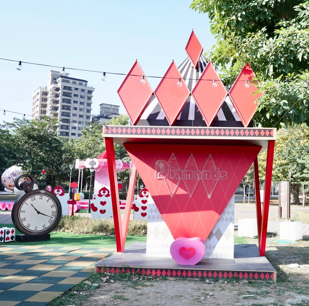 高雄新景點｜愛麗絲的奇幻樂園進駐左營蓮池潭兒童樂園 ，一秒走進愛麗絲夢遊仙境，跟紅心皇后撲克牌衛兵一起在棒棒糖旋轉木馬拍照