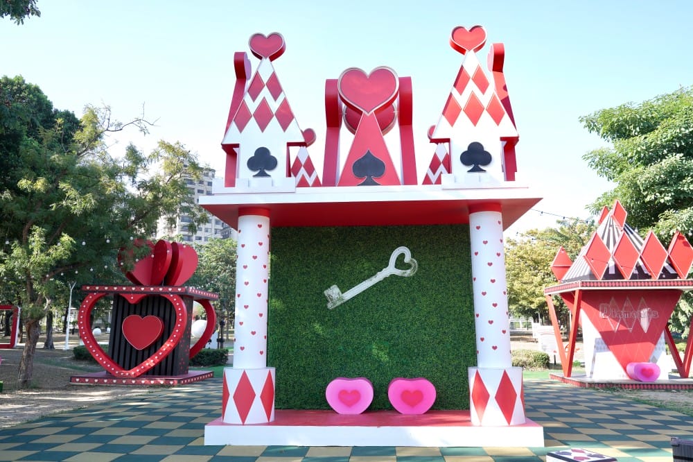 高雄新景點｜愛麗絲的奇幻樂園進駐左營蓮池潭兒童樂園 ，一秒走進愛麗絲夢遊仙境，跟紅心皇后撲克牌衛兵一起在棒棒糖旋轉木馬拍照